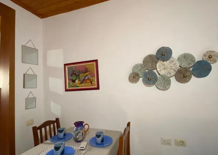 Ramo's Charming With Sunlit Veranda - 2nd Apartment Vlore