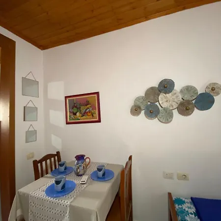 Ramo's Charming With Sunlit Veranda - 2nd Apartment Vlore